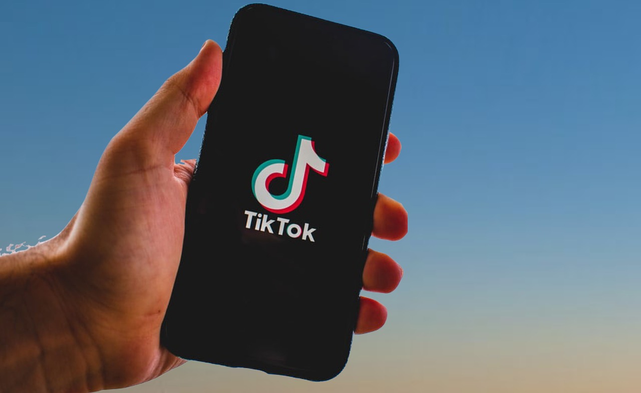 How to Grow on TikTok (And How I Went Viral 4 Times) - Helene in Between